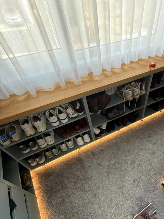Podsvícení botníku LED páskem v šatně